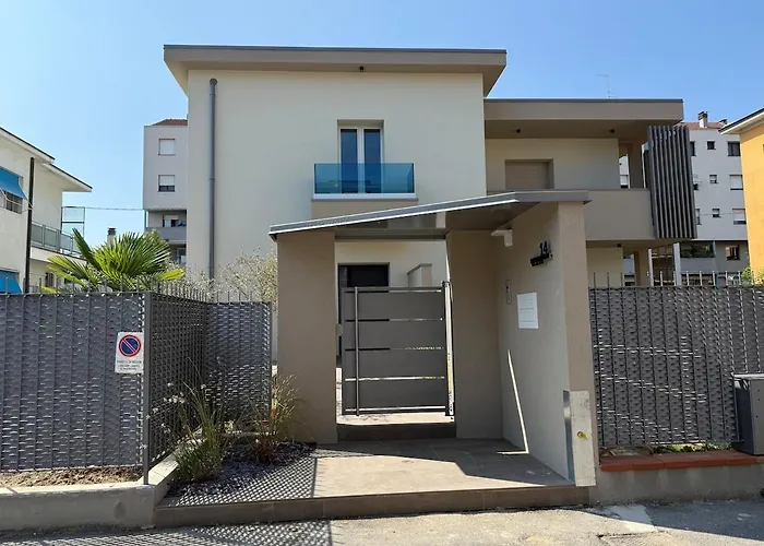 Alfieri1 - Netflix-parking-supermarket-centro Διαμέρισμα *