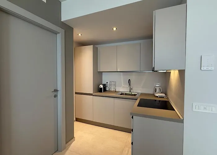 Alfieri1 - Netflix-parking-supermarket-centro Apartamento