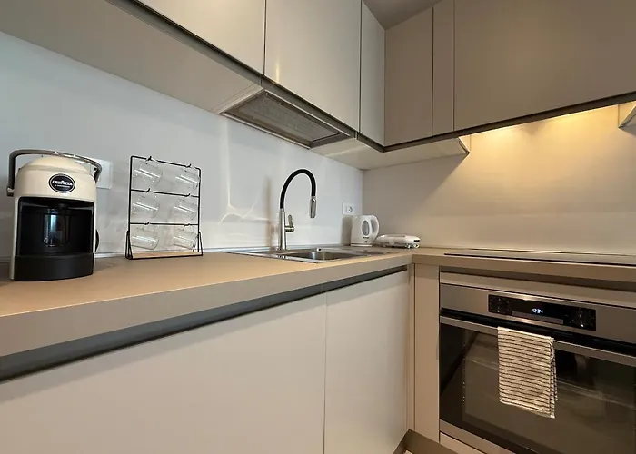 Alfieri1 - Netflix-parking-supermarket-centro Apartamento